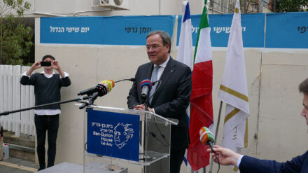 Ministerpräsident Laschet bei der Pressekonferenz im Hof des ehemaligen Wohnhauses von Staatsgründer Ben-Gurion in Tel Aviv