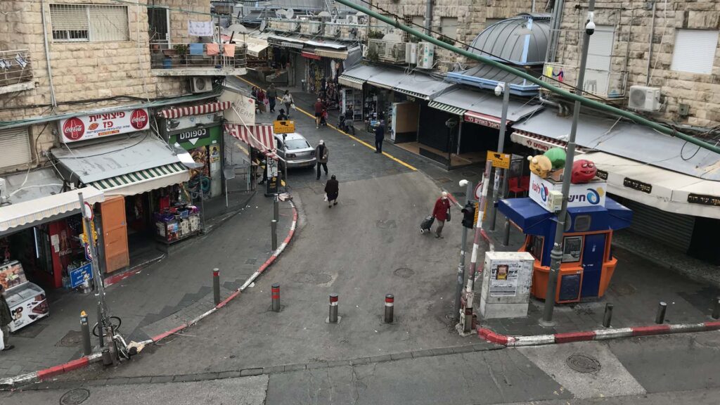 Für Lebensmitteleinkäufe und kurze Spaziergänge dürfen die Israelis trotz Ausgangssperre ihr Zuhause verlassen