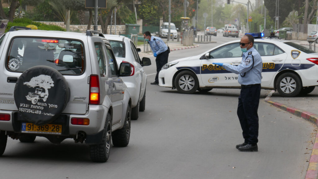 Vor Beginn des absoluten Ausgangsverbotes hatte die Polizei an Straßensperren die Fahrzeuge kontrolliert