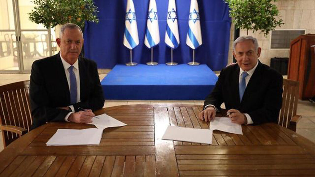 Kein Händeschütteln in Corona-Zzeiten: Blau-Weiß-Chef Gantz (l.) und Premier Netanjahu haben eine gemeinsame Regierung vereinbart