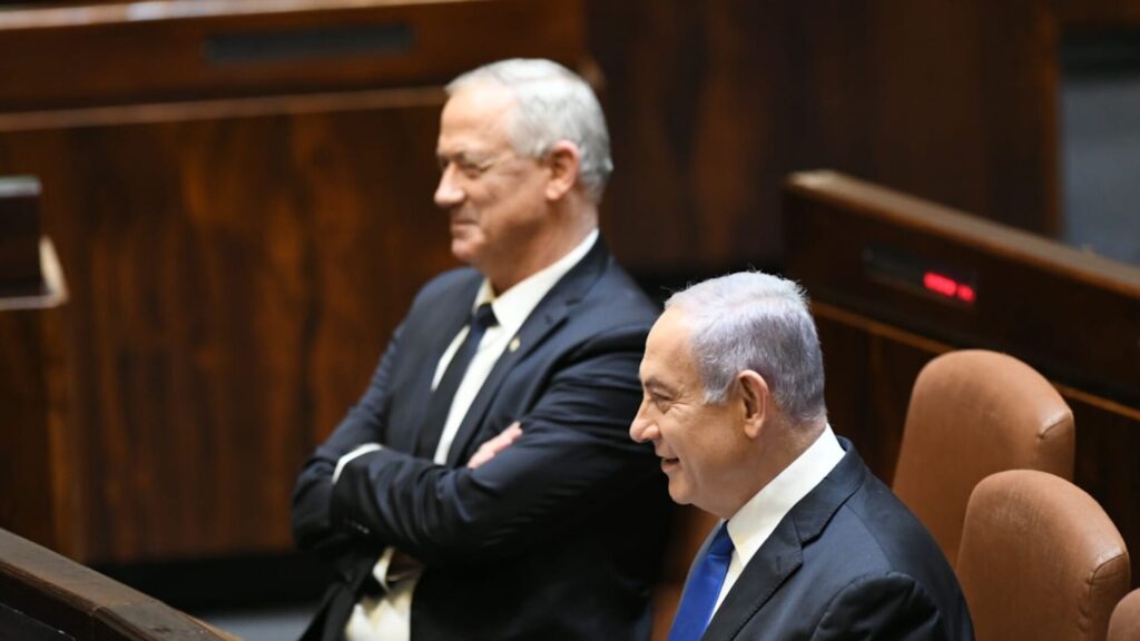Premier Netanjahu soll seinen Posten Ende 2021 an Gantz (l.) abgeben