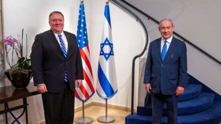Wahren nur in Corona-Zeiten Distanz: US-Außenminister Pompeo (l.) und der israelische Premier Netanjahu