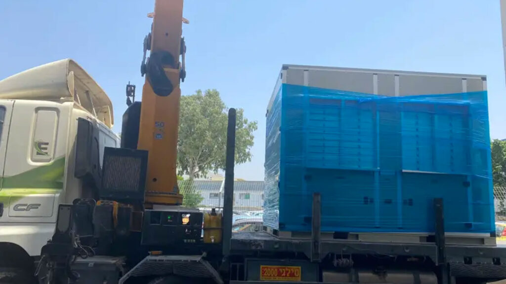 Der 2,6 Tonnen schwere Wassergenerator soll die Versorgung in einem Krankenhaus im Gazstreifen erleichtern