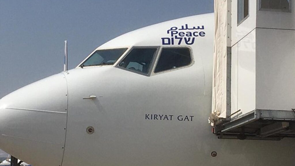Mit Friedensbotschaft: Die Boeing 737-900 kurz vor dem Abflug in die Emirate