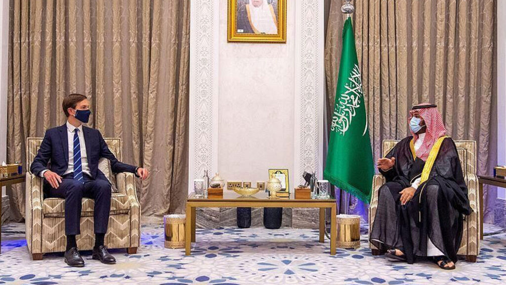 Der saudische Kronprinz Bin Salman (r.) sagte im Gespräch mit dem amerikanischen Präsidentenberater Kushner, er strebe derzeit keine Normalisierung mit Israel an