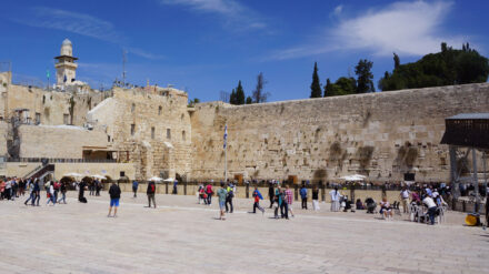 Das Judentum ist vielfältig und bunt. Die Klagemauer in Jerusalem stellt für viele Juden den heiligsten Ort dar.