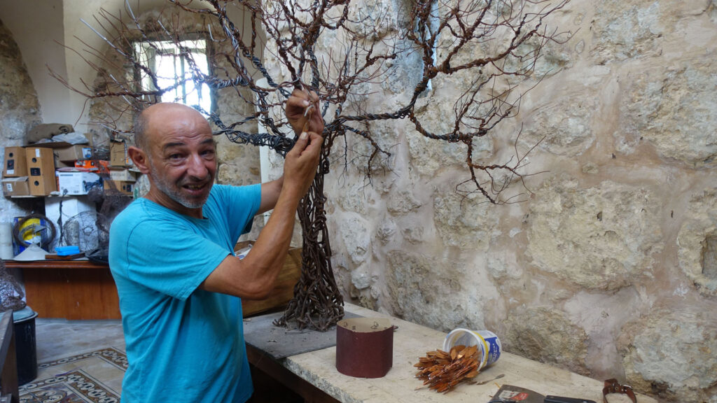 Nihad Dabeet bei seiner Arbeit am Kunstbaum