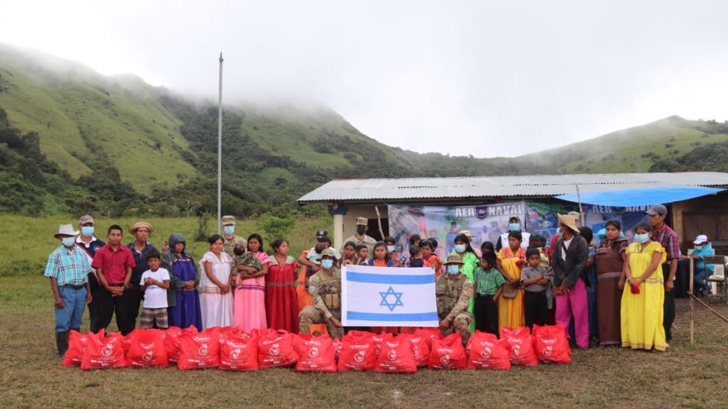 Hilfe in Rot: Israel spendiert einem Stamm in Panama Lebensmittel
