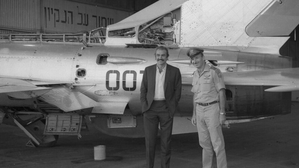 Betont lässig: Connery (l.) mit Luftwaffenchef Hod vor der MiG-Maschine