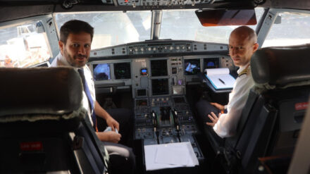 Kapitän Kanaan (l.) und sein Copilot sind bereit für den Flug nach Dubai