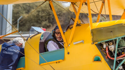 Nach 80 Jahren sitzt Smoky Simon wieder in einer Tiger Moth