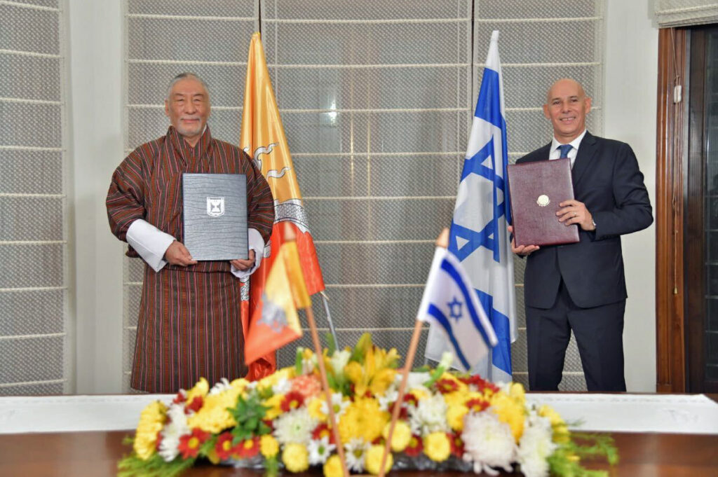 Israels Botschafter in Indien, Ron Malka (r.), und der Botschafter Bhutans in Indien, Vetsop Namgyel, bei der Unterzeichnungszeremonie