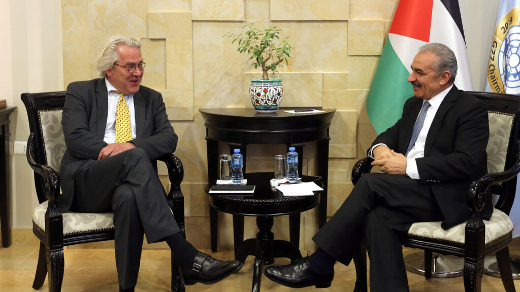 Der neue UN-Gesandte Wennesland (l.), hier 2019 im Gespräch mit dem palästinensischen Premier Schtaje