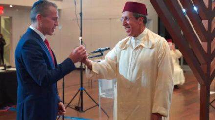 Israels UN-Botschafter Erdan (l.) und sein marokkanischer Kollege Hilale entzünden die achte Kerze zum Chanukka-Fest