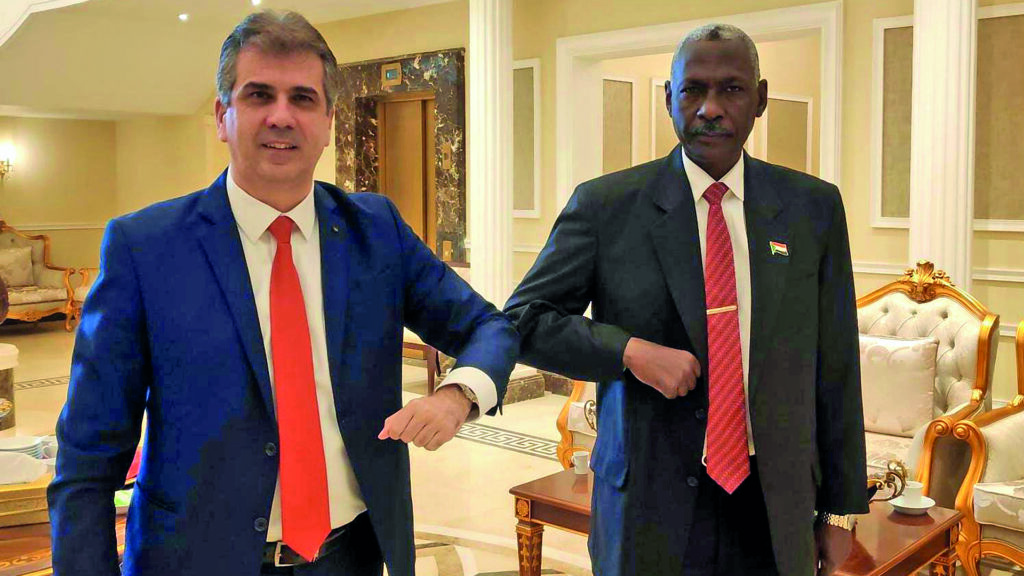 Der israelische Geheimdienstminister Cohen (l.) und der sudanesische Verteidigungsminister Ibrahim beim Corona-Gruß