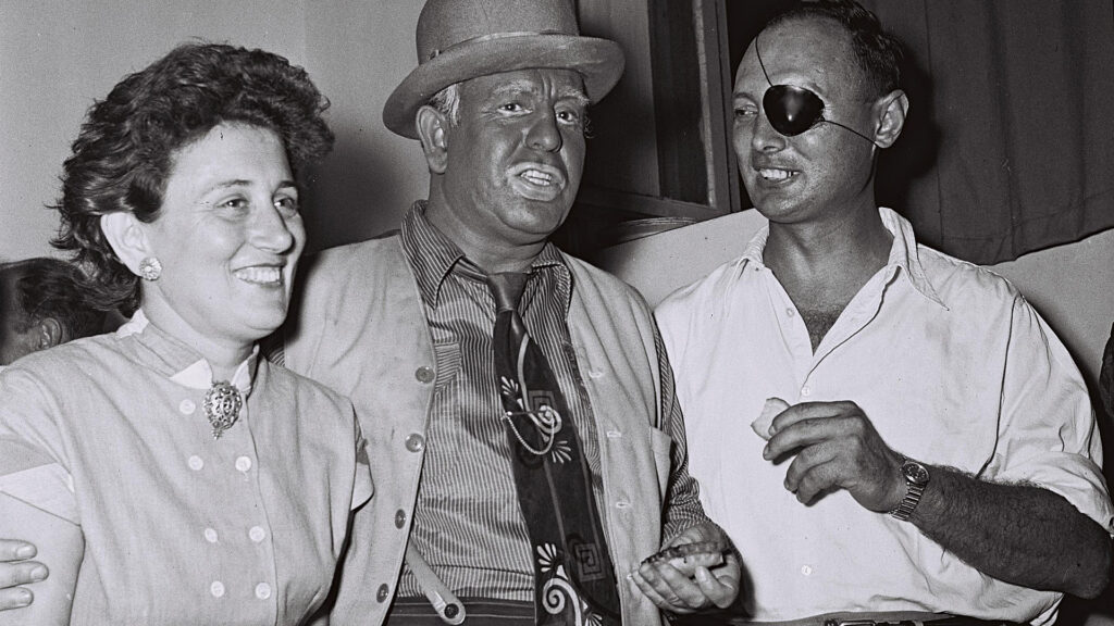 Eine Aufnahme aus dem Jahr 1953: Ruth und Mosche Dajan mit einem Schauspieler des Tel Aviver Theaters „HaBima“