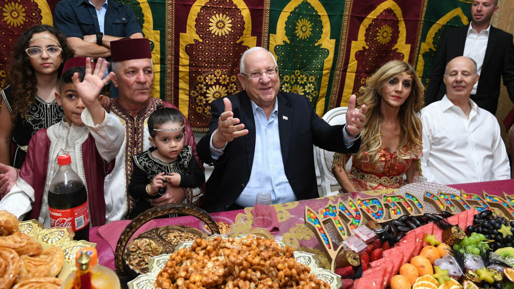 Zeichen der Zugehörigkeit: Staatspräsident Rivlin feiert mit marokkanischen Juden das Mimuna-Fest