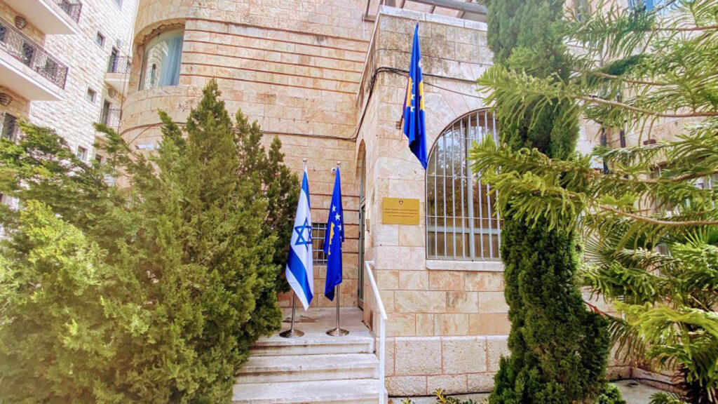 Der Kosovo zeigt Flagge in Jerusalem