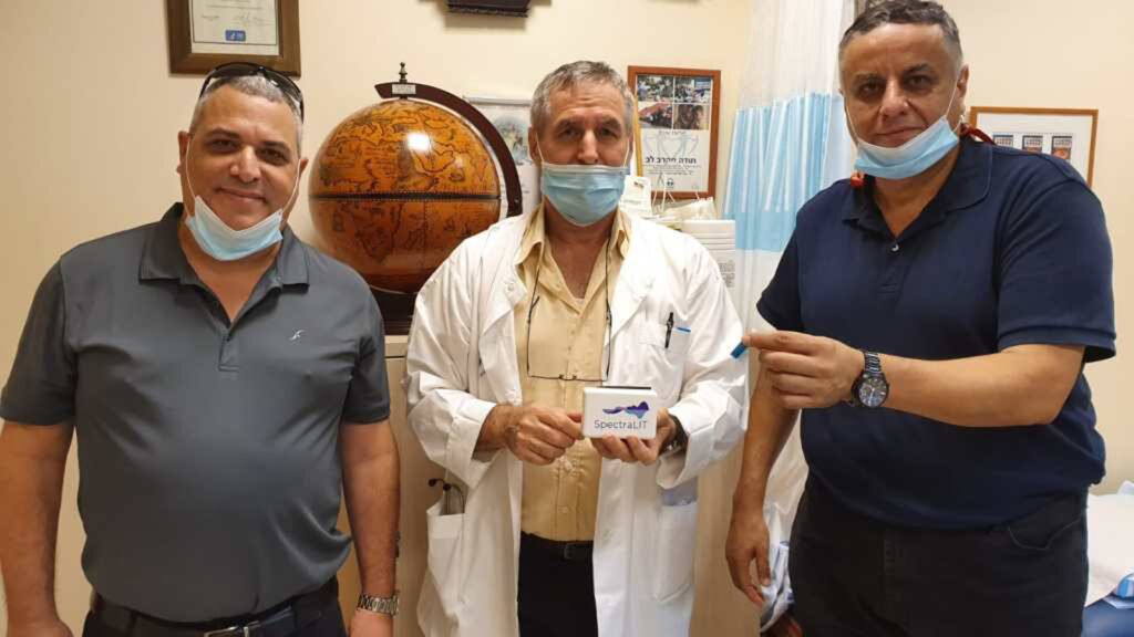 Kleine weiße Box: Ärzte des Scheba-Krankenhauses präsentieren den Corona-Schnelltest „SpectraLIT“