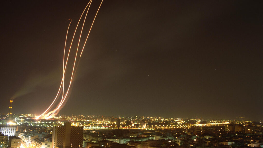 Tel Aviv unter Beschuss: Eine Patriot-Abwehrrakete fängt eine irakische Scudrakete ab