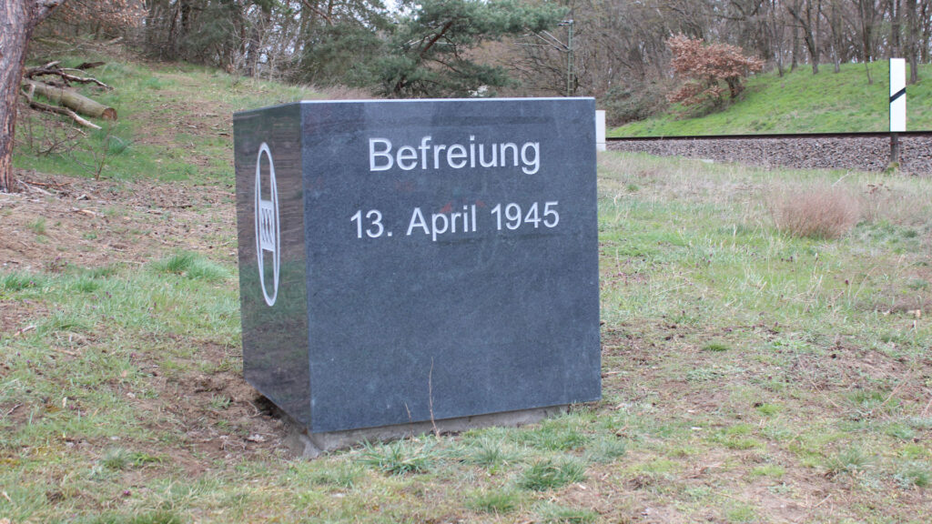 Der Stein im Gedenken an den „gestrandeten Zug“ wurde Mitte April am Gleis in Farsleben aufgestellt