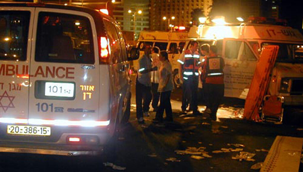 Rettungskräfte am Ort des Anschlags in Tel Aviv