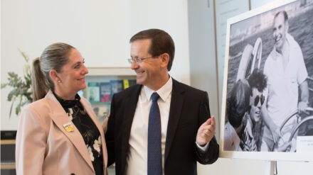 Herzog mit seiner Frau Michal, rechts sein Vater Chaim, der sechste Präsident Israels (Archivbild)