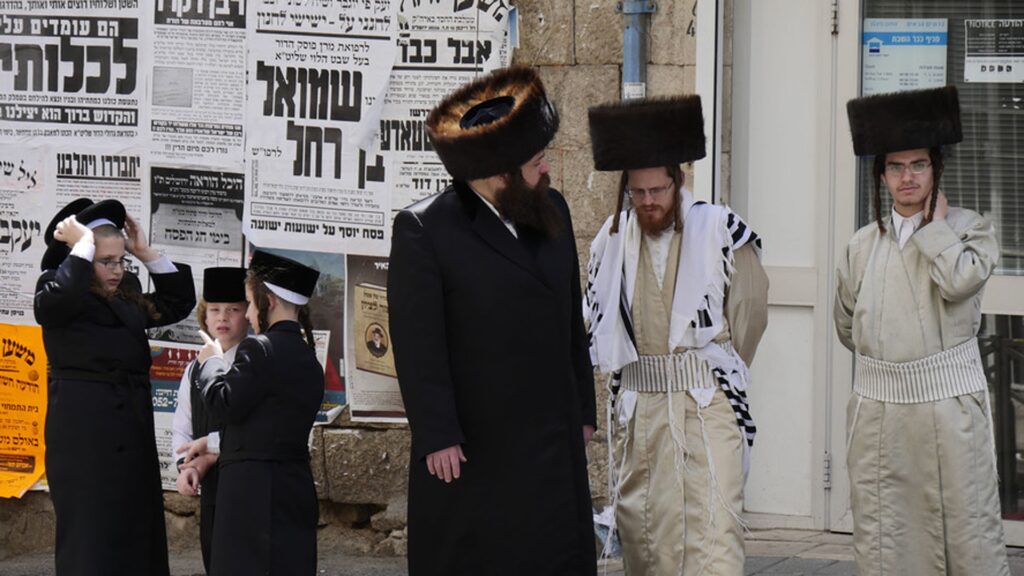 Pelzmützen sind vor allem bei ultra-orthodoxen Juden beliebt. Sie fallen jedoch nicht unter das Verbot.