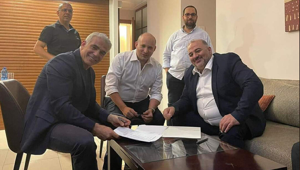 Unterzeichnung des Koalitionsvertrags: Abbas (r.) mit Lapid (l.) und Bennett (M.)