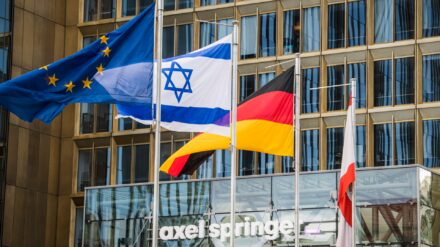 Aus Solidarität zu Israel war während des jüngsten Gaza-Konfliktes im Juni die Israel-Flagge zwei Wochen lang vor dem Hauptquartier des Springer-Verlags in Berlin zu sehen