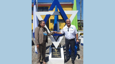 Weihten die Straße in La Gomera ein: Bürgermeisterin Floridalma Morales und der israelische Botschafter Mattanja Cohen