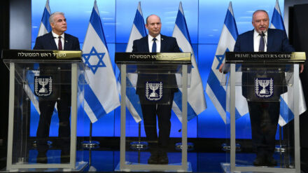 Demonstrieren Einheit: (v.l.) Lapid, Bennett und Lieberman auf der Pressekonferenz
