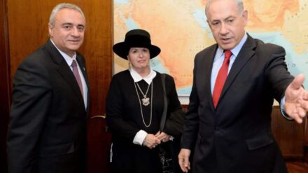 Esther Pollard mit Benjamin Netanjahu und Effi Lahav, der Leiter der früheren Kampagne zur Befreiung von Jonathan Pollard
