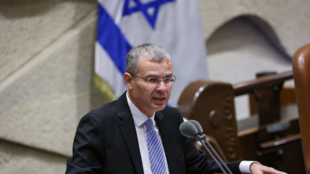 Yariv Levin spricht vor der Knesset