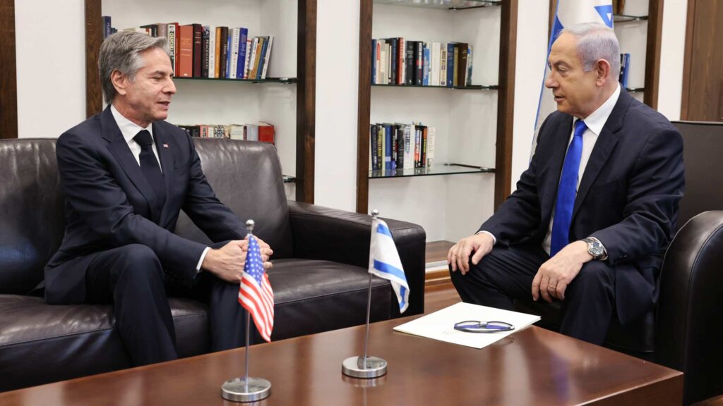 Der amerikanische Außenminister Blinken traf sich am Dienstag unter anderen mit dem israelischen Premier Netanjahu (r.)