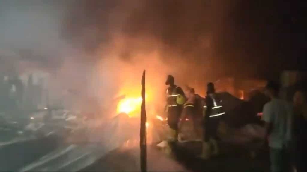 Social-Media-Videos zeigen Feuer in einem Zeltlager bei Rafah