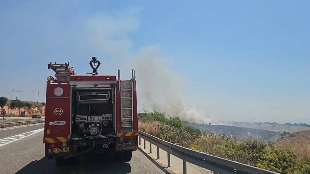 Aufgrund der Brände infolge von Raketeneinschlägen in Israel musste wieder die Feuerwehr anrücken