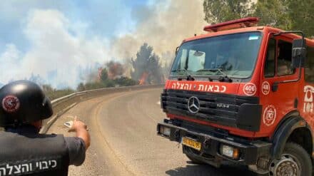 Einsatz bei Kiriat Schmona: Die Feuerwehr kämpft gegen die Flammen