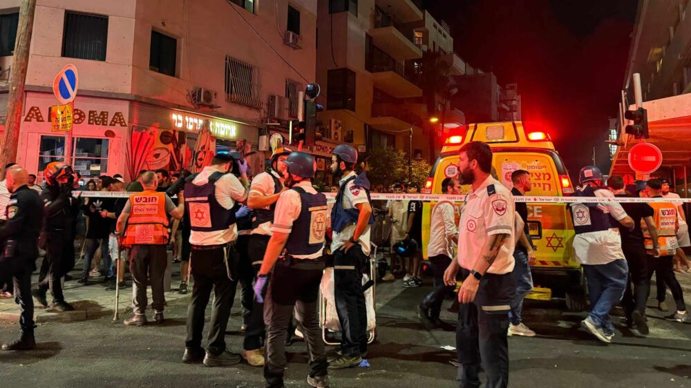 Nach dem Drohneneinschlag in Tel Aviv begutachten Einsatzkräfte die Szene