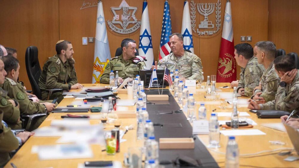 Abstimmung unter Militärs: Der amerikanische General Kurilla bei einer Sitzung mit dem israelischen Armeechef Halevi am Montag in Israel