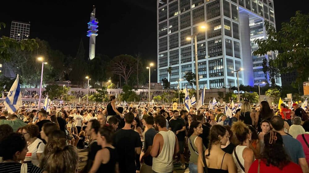 Viele Israelis gingen wie hier in Tel Aviv am Sonntagabend auf die Straßen und protestierten für einen Geiseldeal