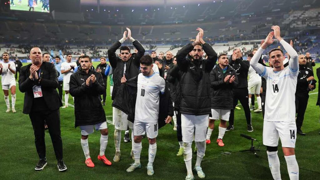 Die israelische Mannschaft freut sich über einen Punktgewinn gegen Frankreich