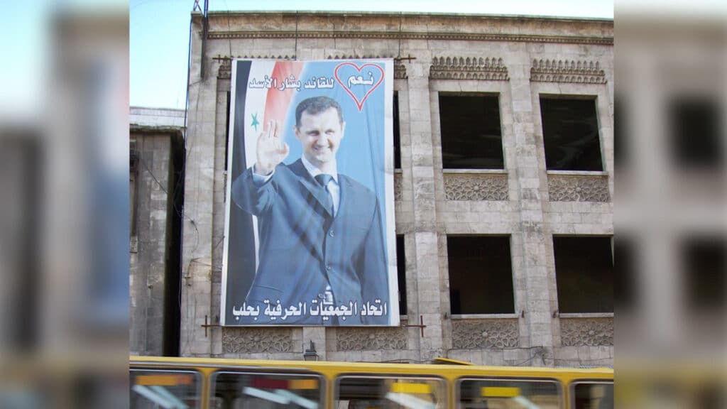 Das Plakat des syrischen Machthabers Al-Assad prankt an einer Hauswand