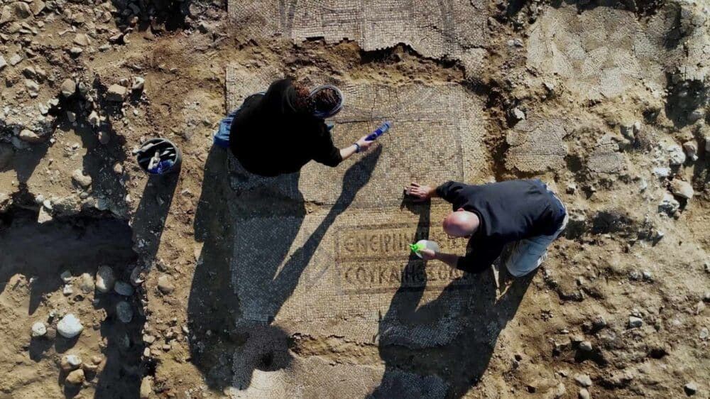 Das Bodenmosaik des früheren Klosters zeigt einen Bibelspruch und geometrische Muster